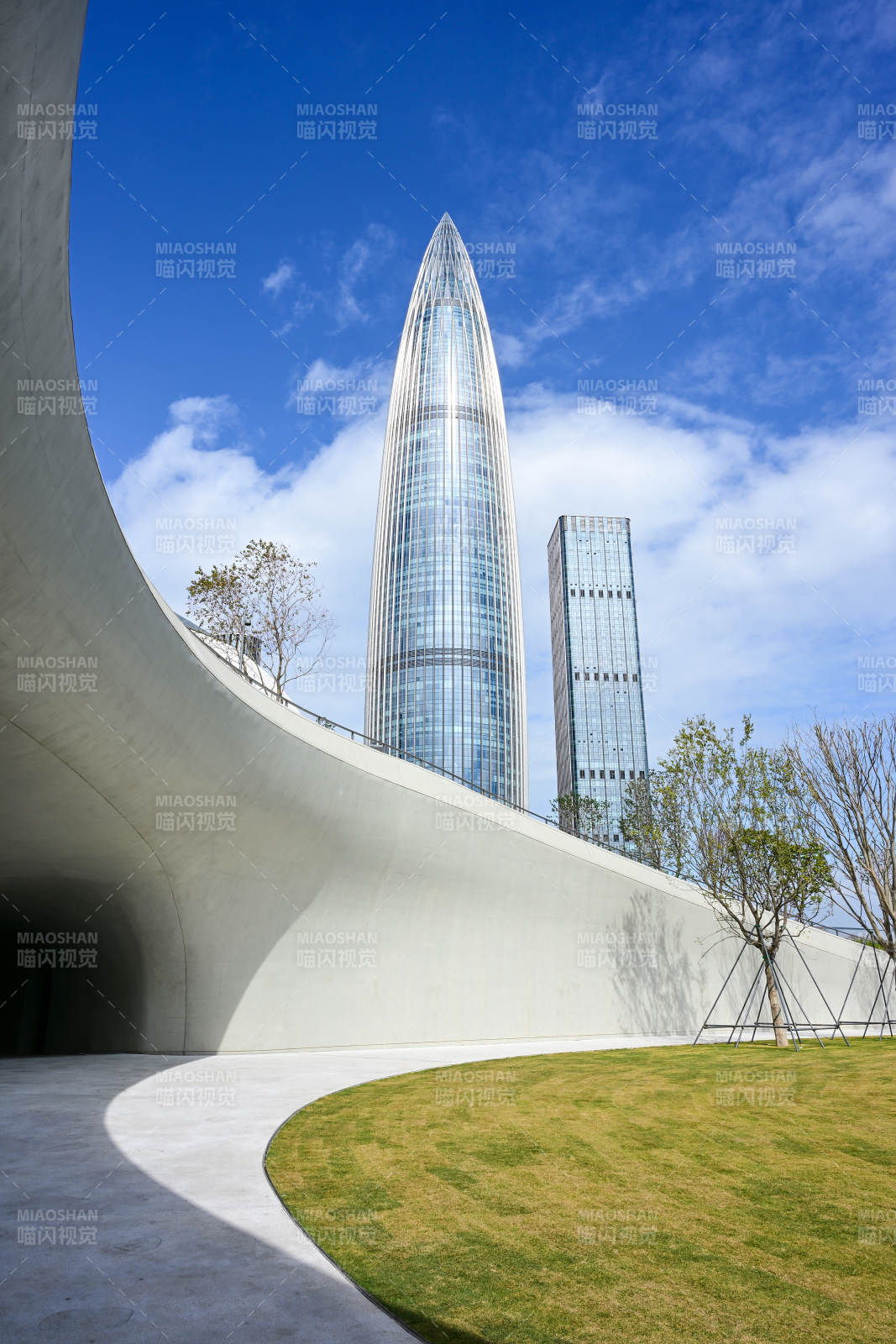 深圳文化广场城市地标建筑仰拍视角美景图片