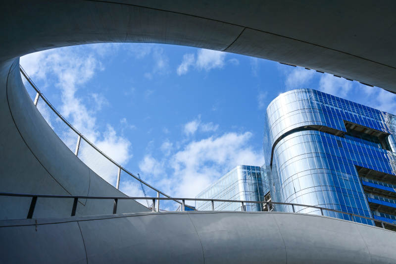 深圳文化广场城市地标建筑仰拍视角美景图片