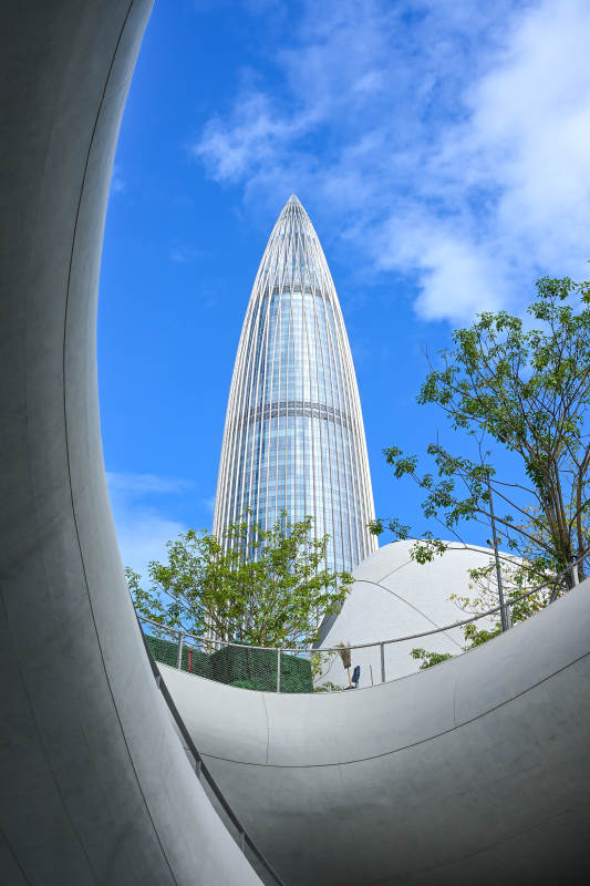 深圳文化广场城市地标建筑仰拍视角美景图片