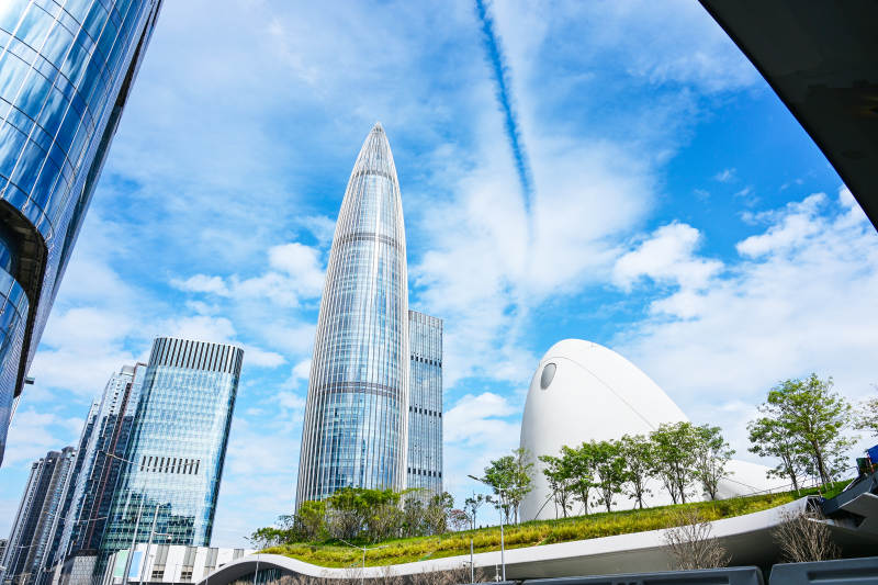 深圳文化广场城市地标建筑仰拍视角美景图片