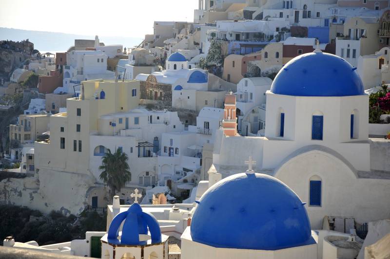 圣托里尼蓝顶白屋的小镇图片