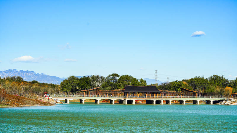 玉河湿地公园湖畔长桥美景图片