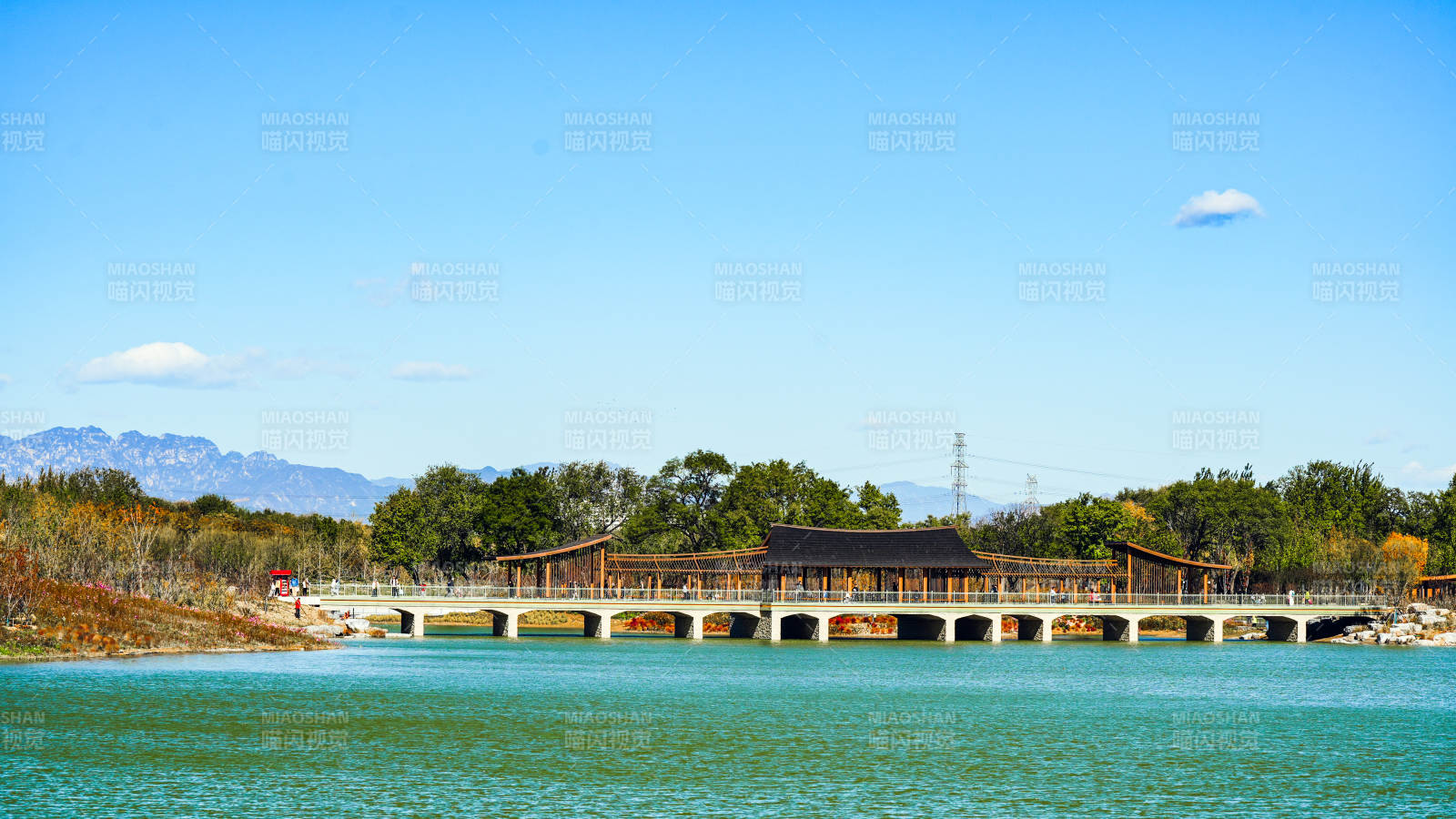 玉河湿地公园湖畔长桥美景图片