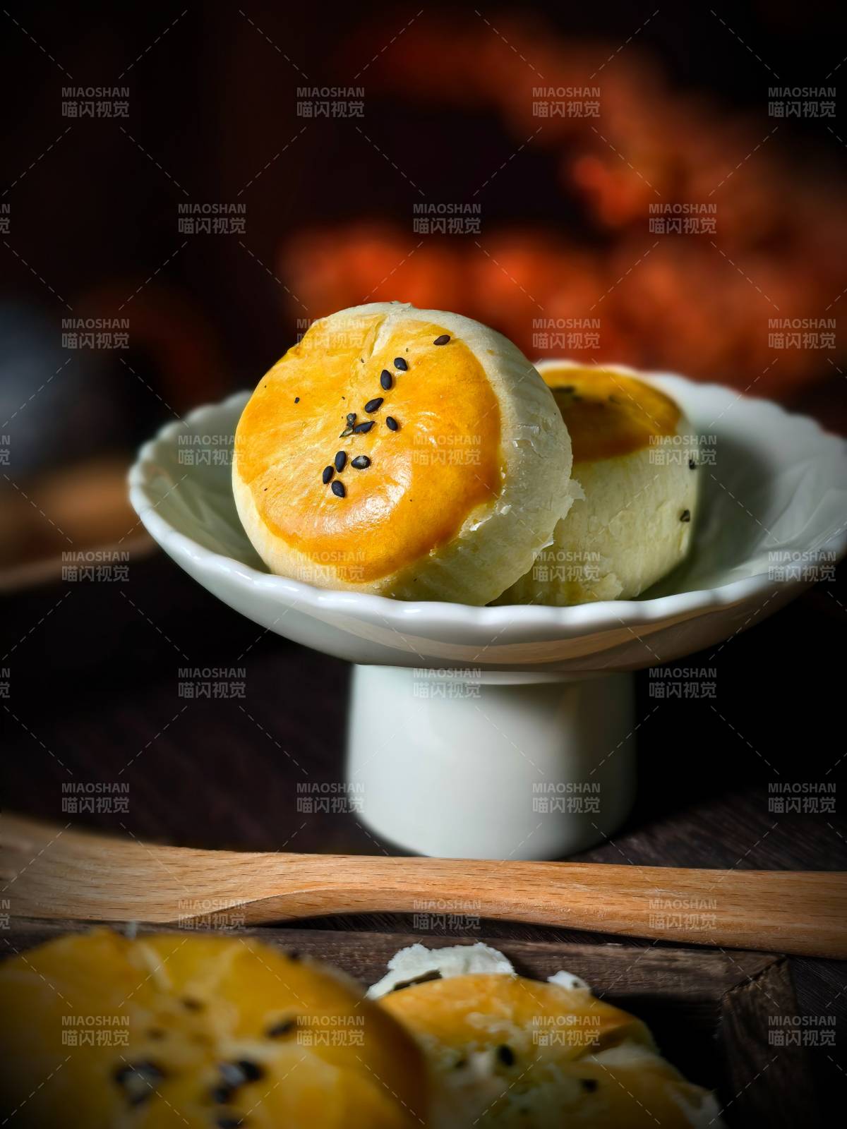 盘子里的蛋黄酥图片