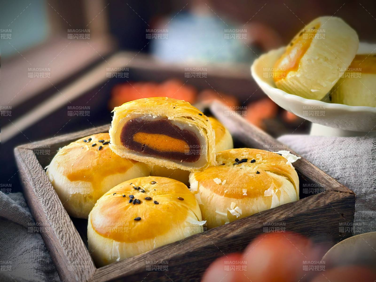 蛋黄酥切面特写图片