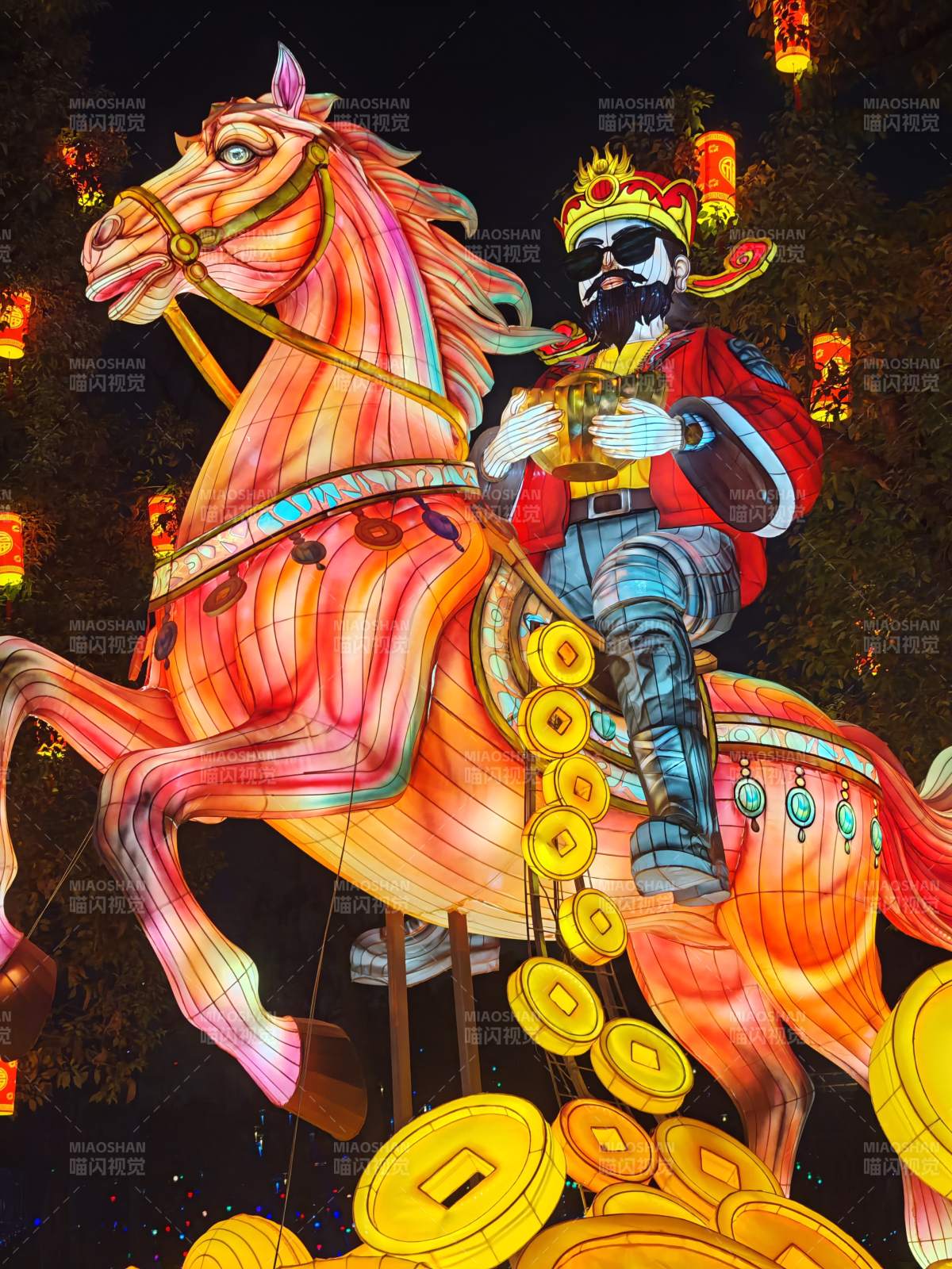 彩灯骑马财神爷图片