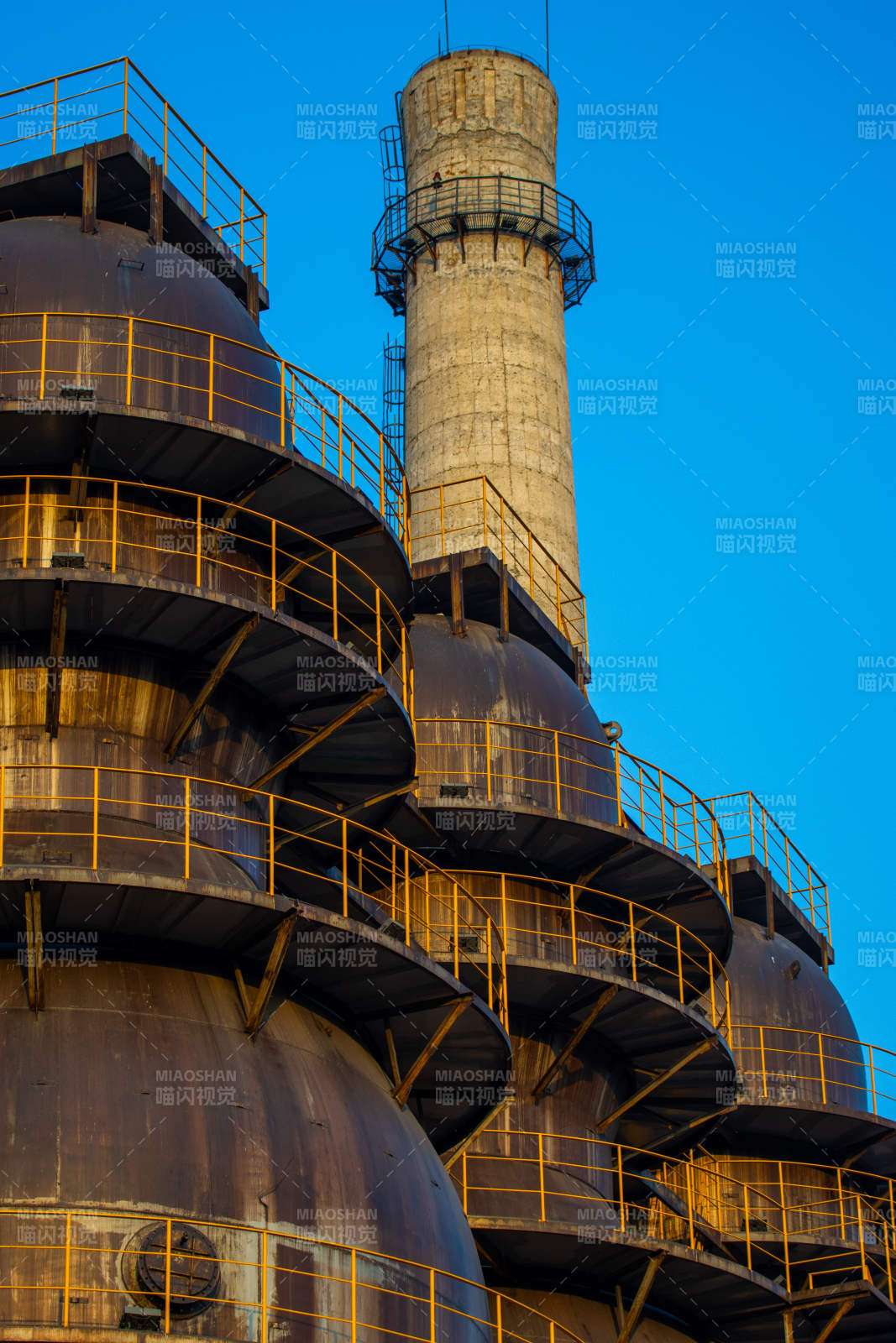 杭钢公园工业塔楼剪影图片