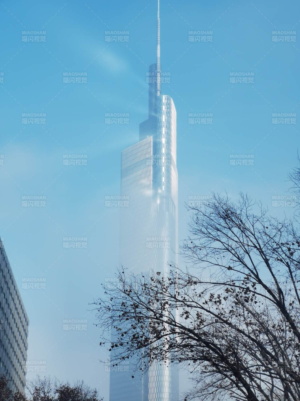 摩天大楼耸入云霄图片