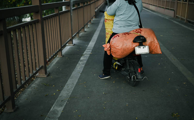 骑车人载重前行图片