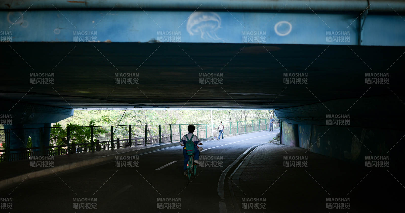 隧道骑行光影图片