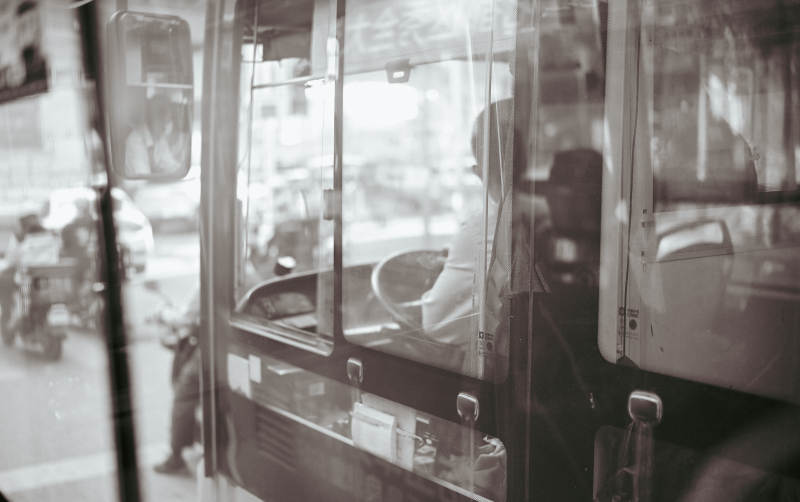 公交司机专注驾驶图片