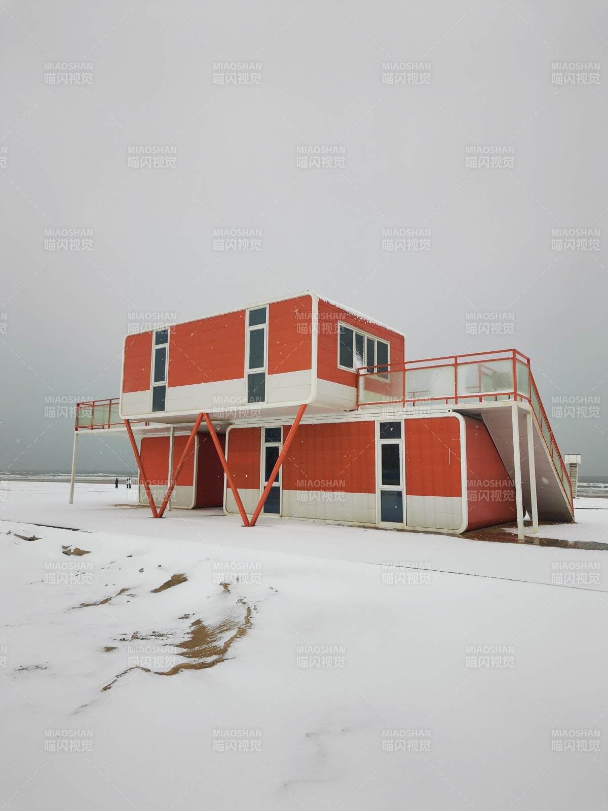 雪地中的红色建筑图片