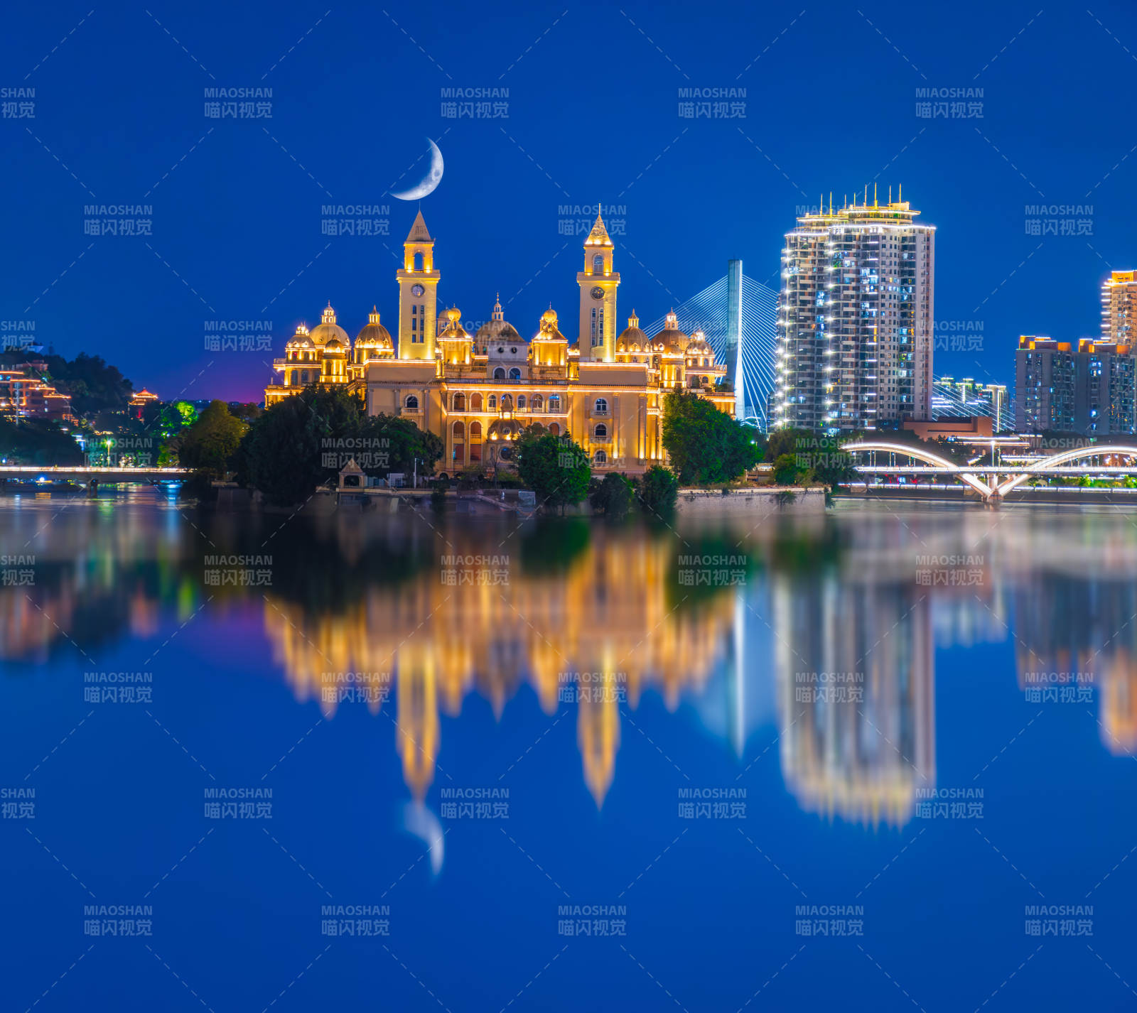 夜色中的福州城市倒影图片