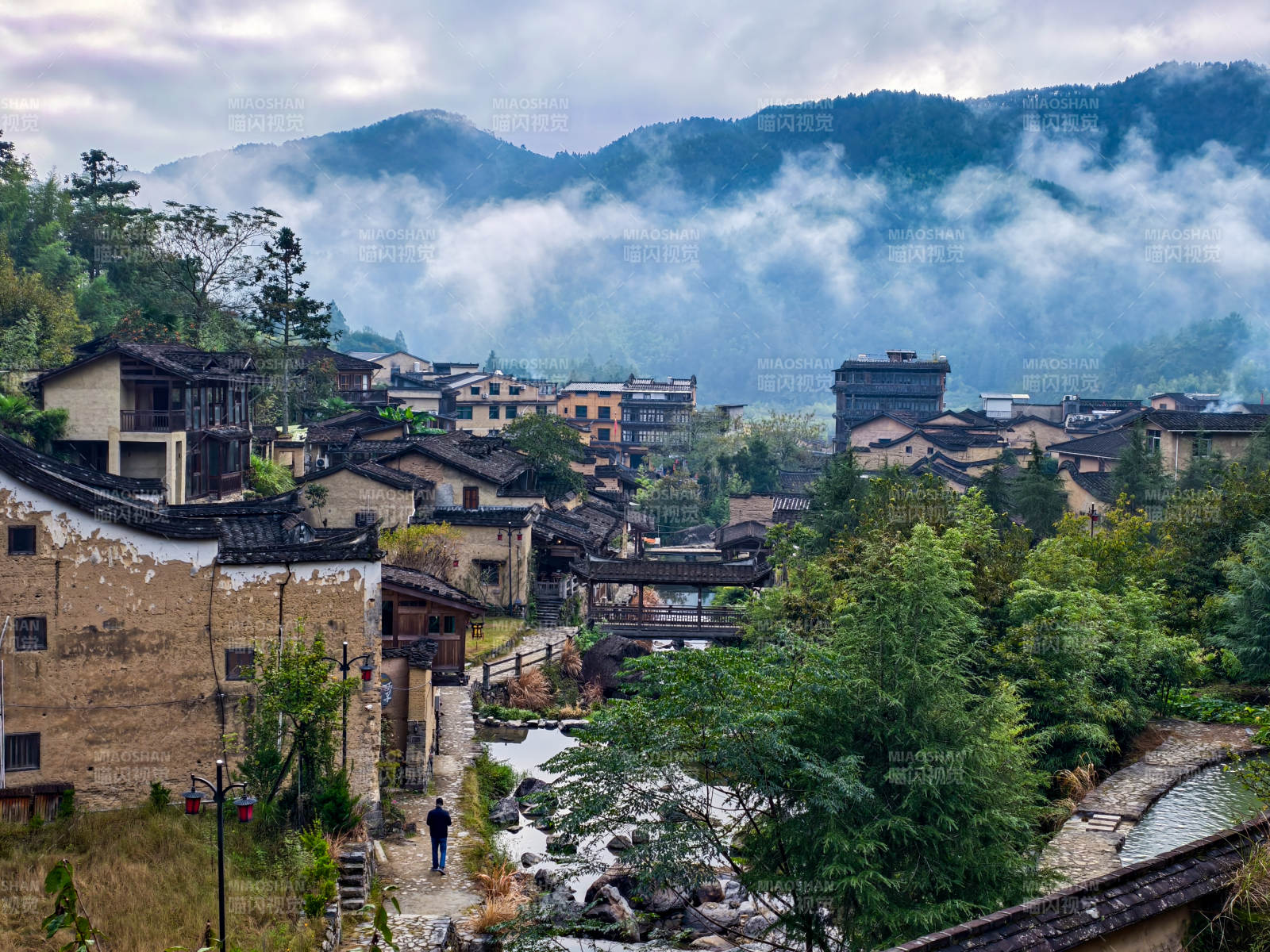 云雾缭绕古村落（宁德龙潭古镇）图片