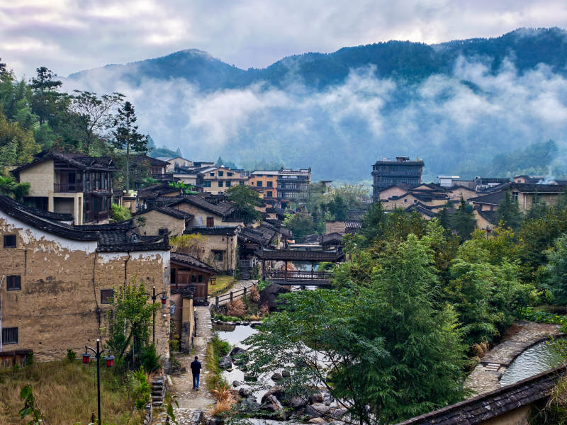 云雾缭绕古村落（宁德龙潭古镇）图片