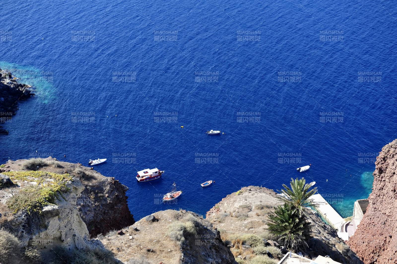 圣托里尼 碧海蓝天 游艇点点图片