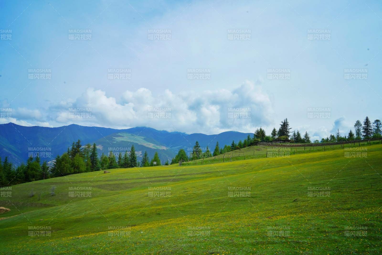 朝山坪绿野山峦云影图片