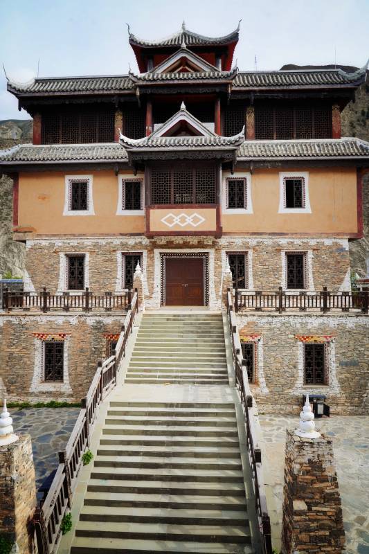 小金县古建筑前的石阶图片