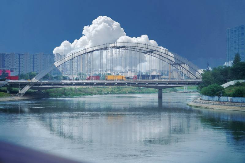 交子公园拱桥映水云天图片