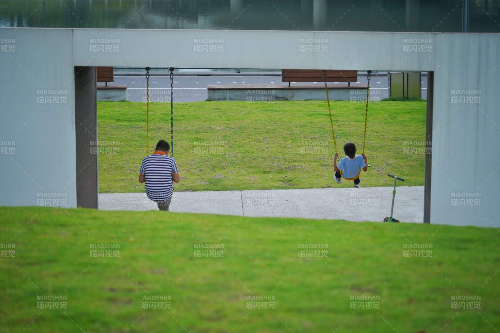 交子公园秋千上的背影图片