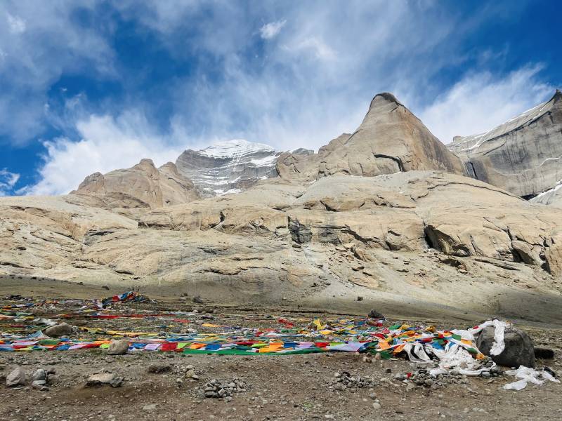 西藏阿里雪山下的经幡飘扬图片