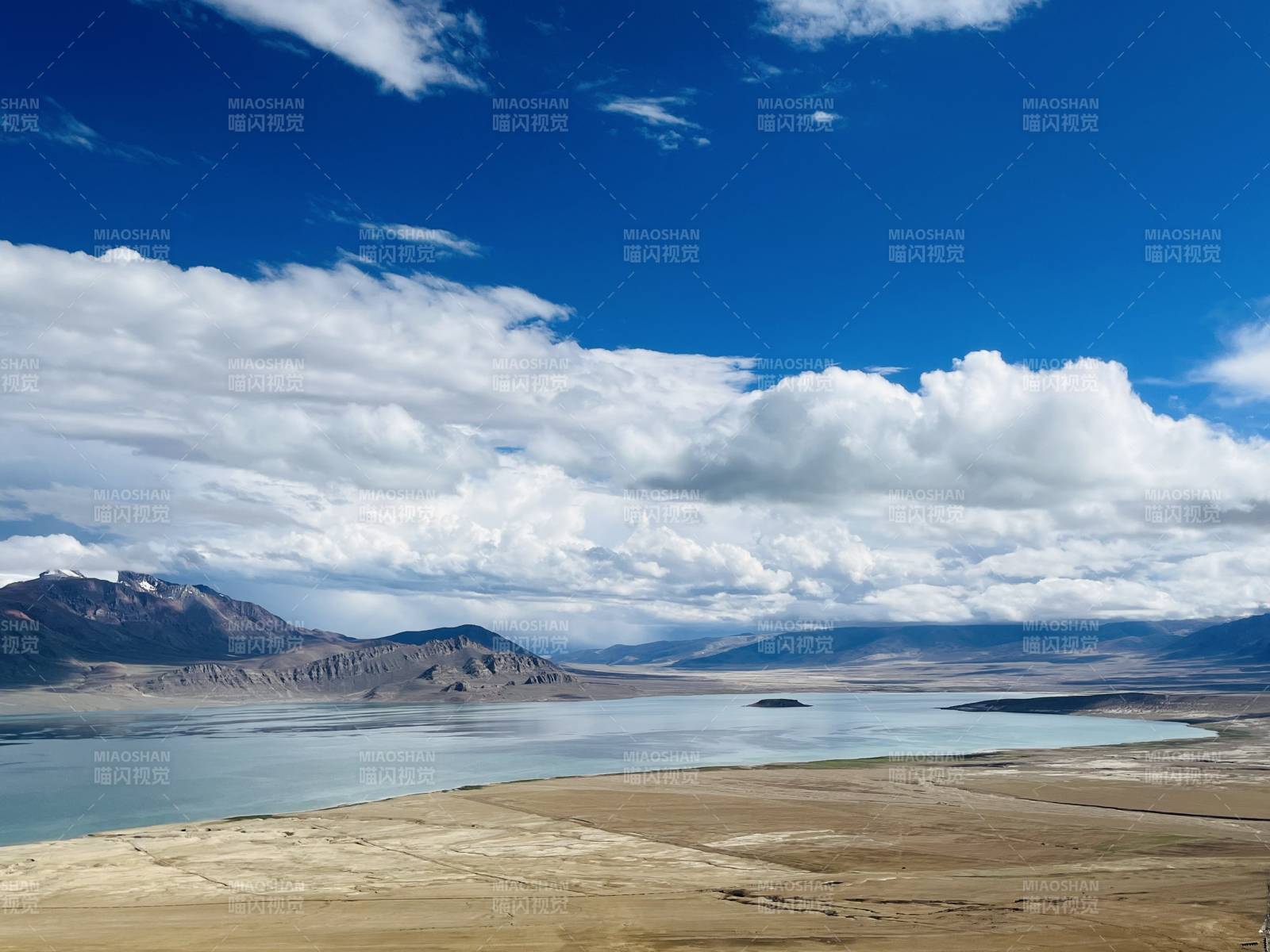西藏阿里高原湖光山色图片