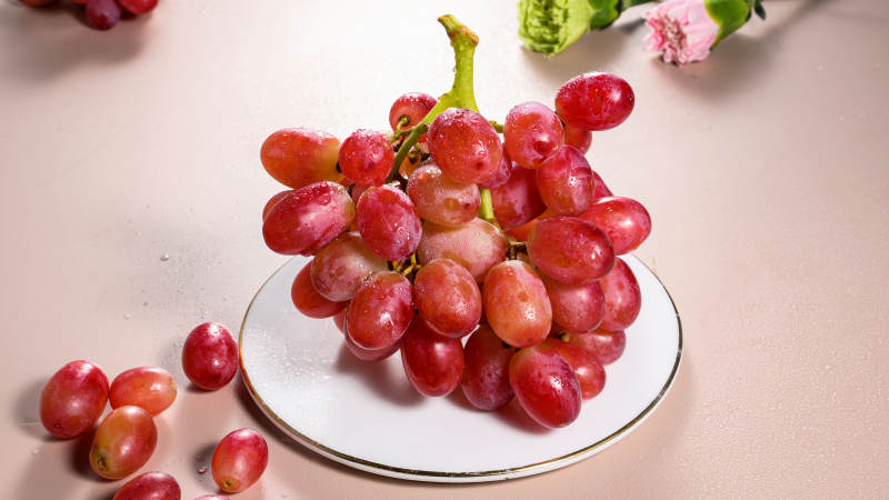 盘中新鲜红提特写图片