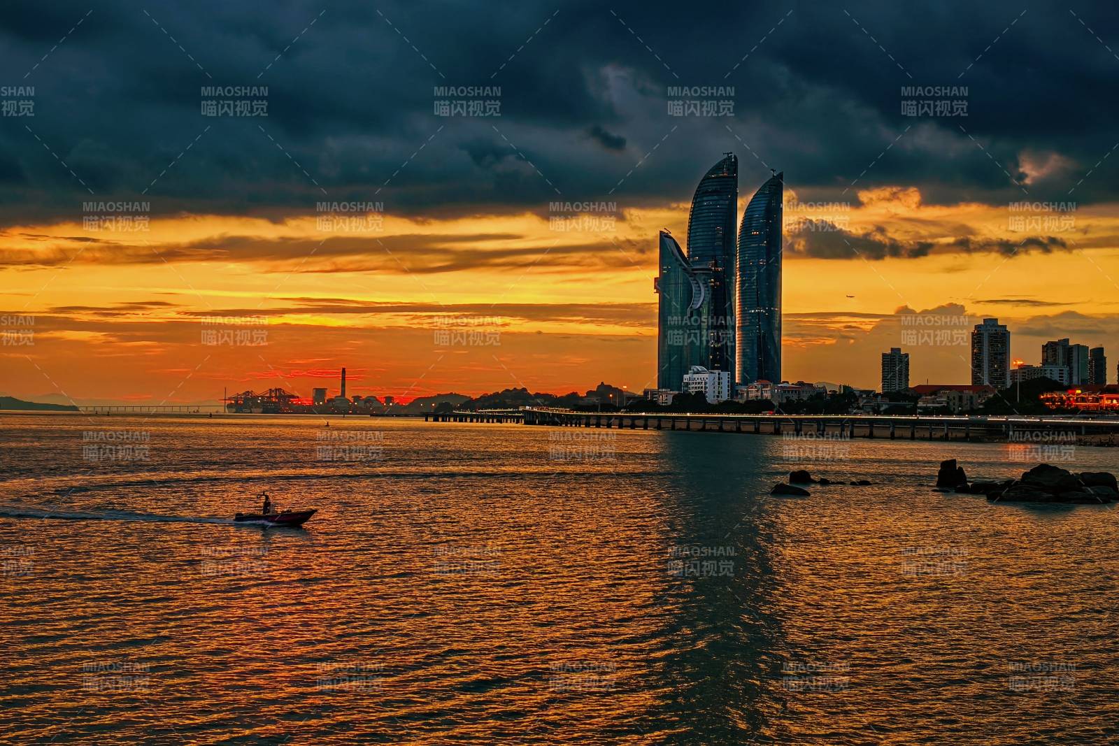 夕阳下的城市剪影（厦门）图片