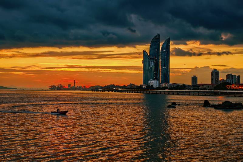 夕阳下的城市剪影（厦门）图片