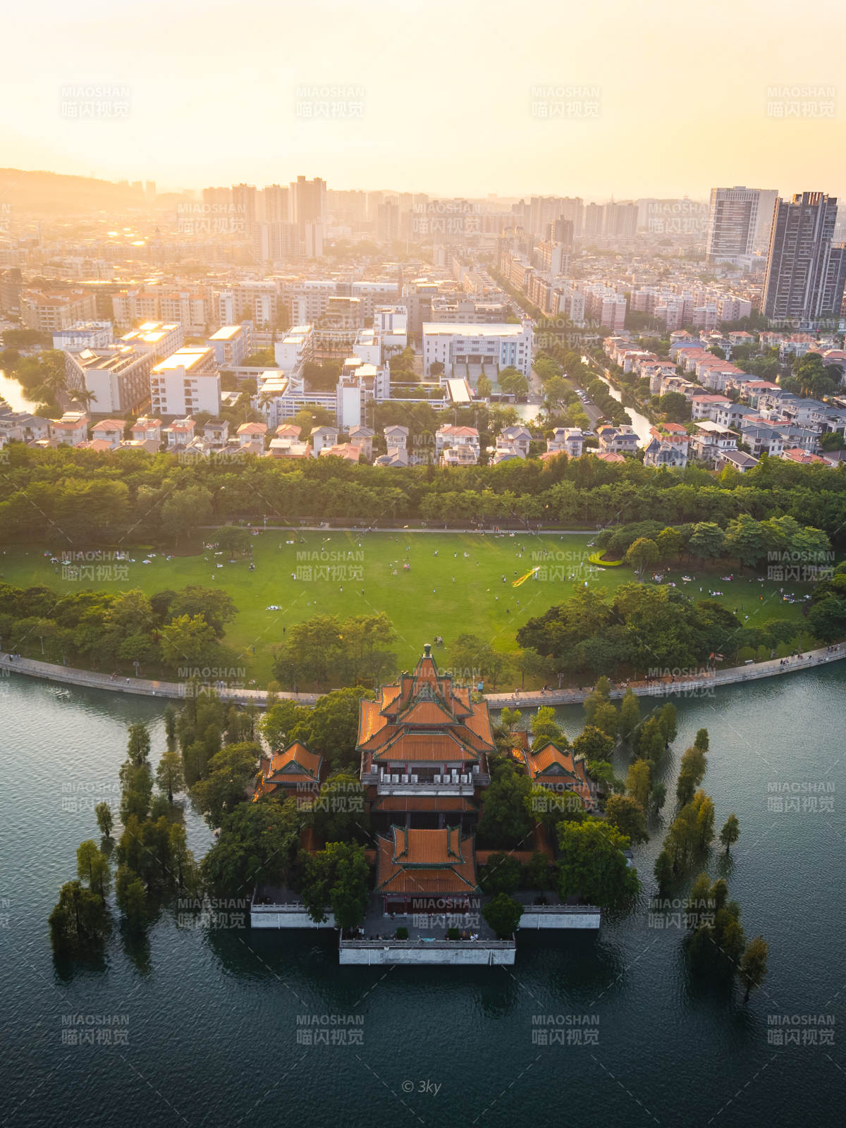 湖心古亭晨曦照图片