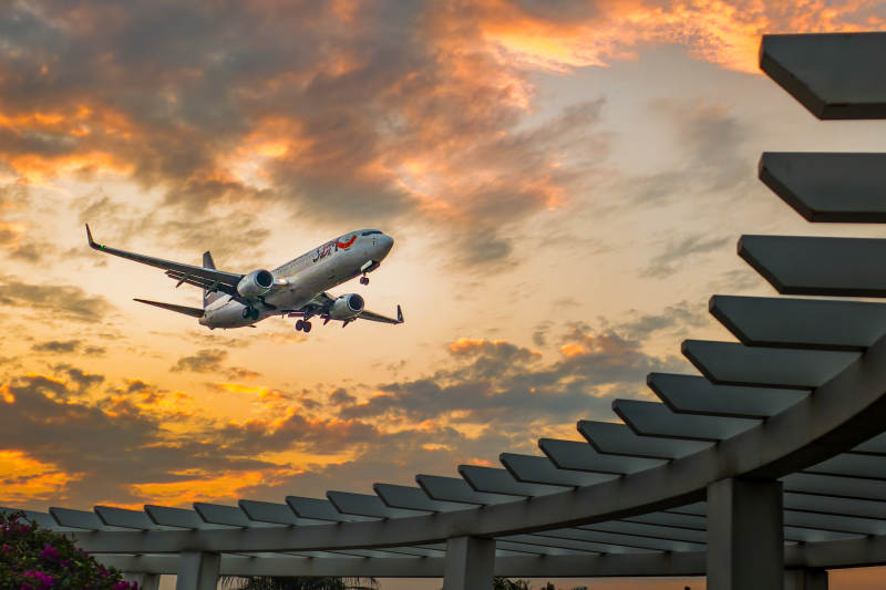 夕阳下的飞机降落图片