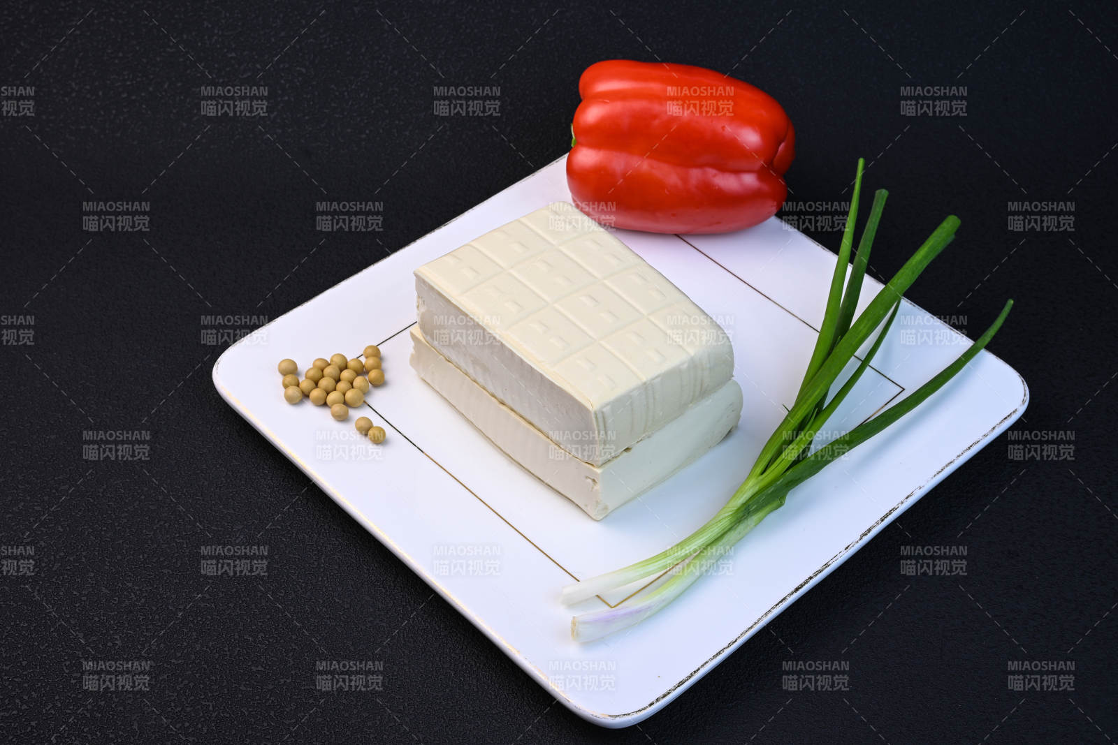 盘中豆腐与新鲜配菜摆盘特写图片