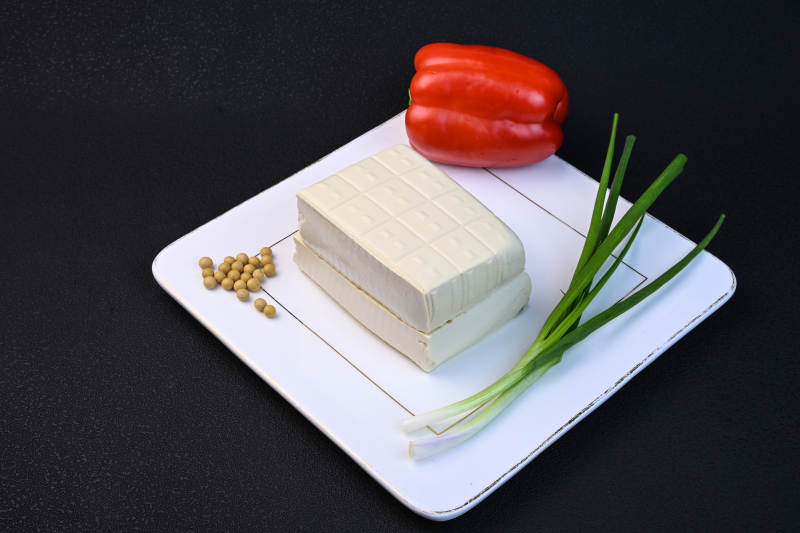 盘中豆腐与新鲜配菜摆盘特写图片