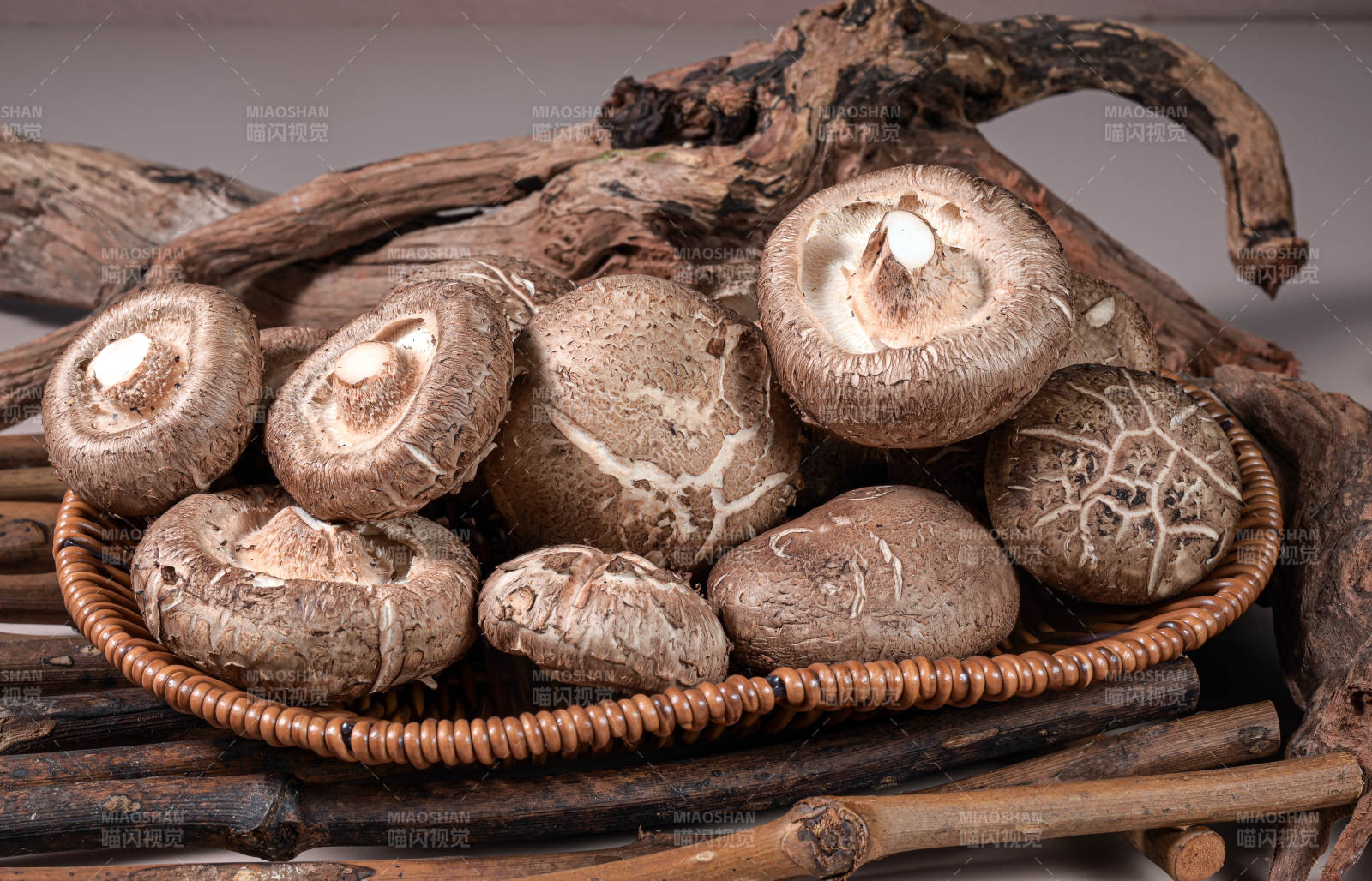 竹篮内摆放的新鲜香菇图片