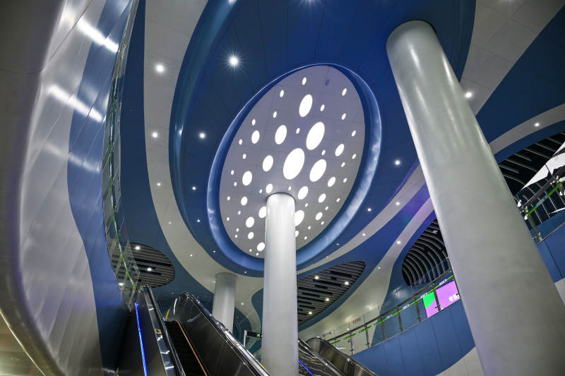 深圳地铁站内自动扶梯与天花板景观图片