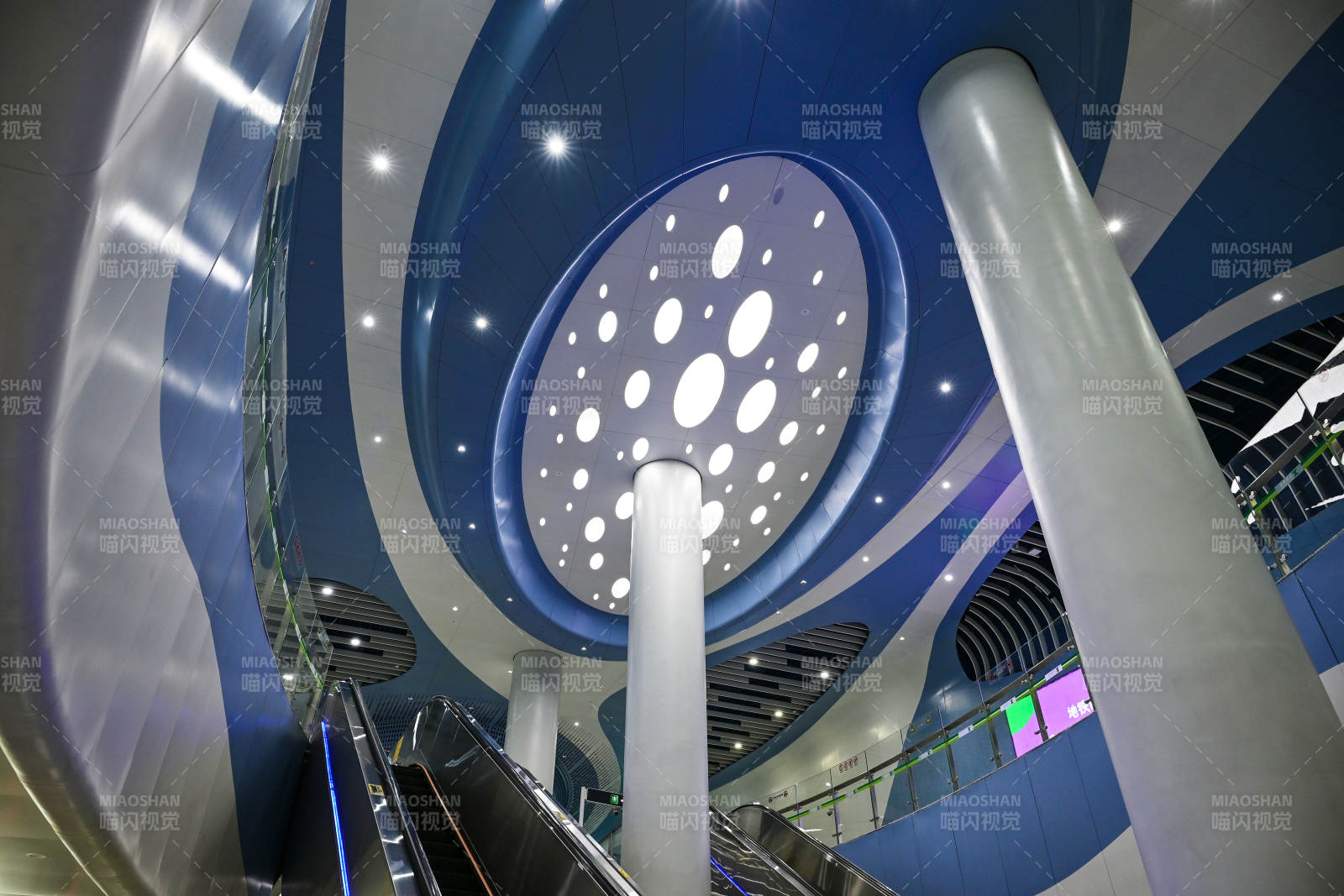 深圳地铁站内自动扶梯与天花板景观图片