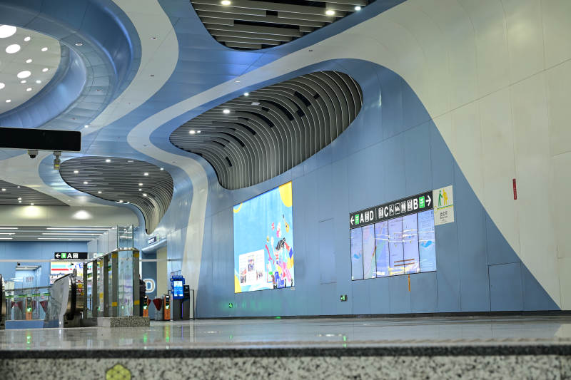 深圳现代化地铁站站内空间场景图片