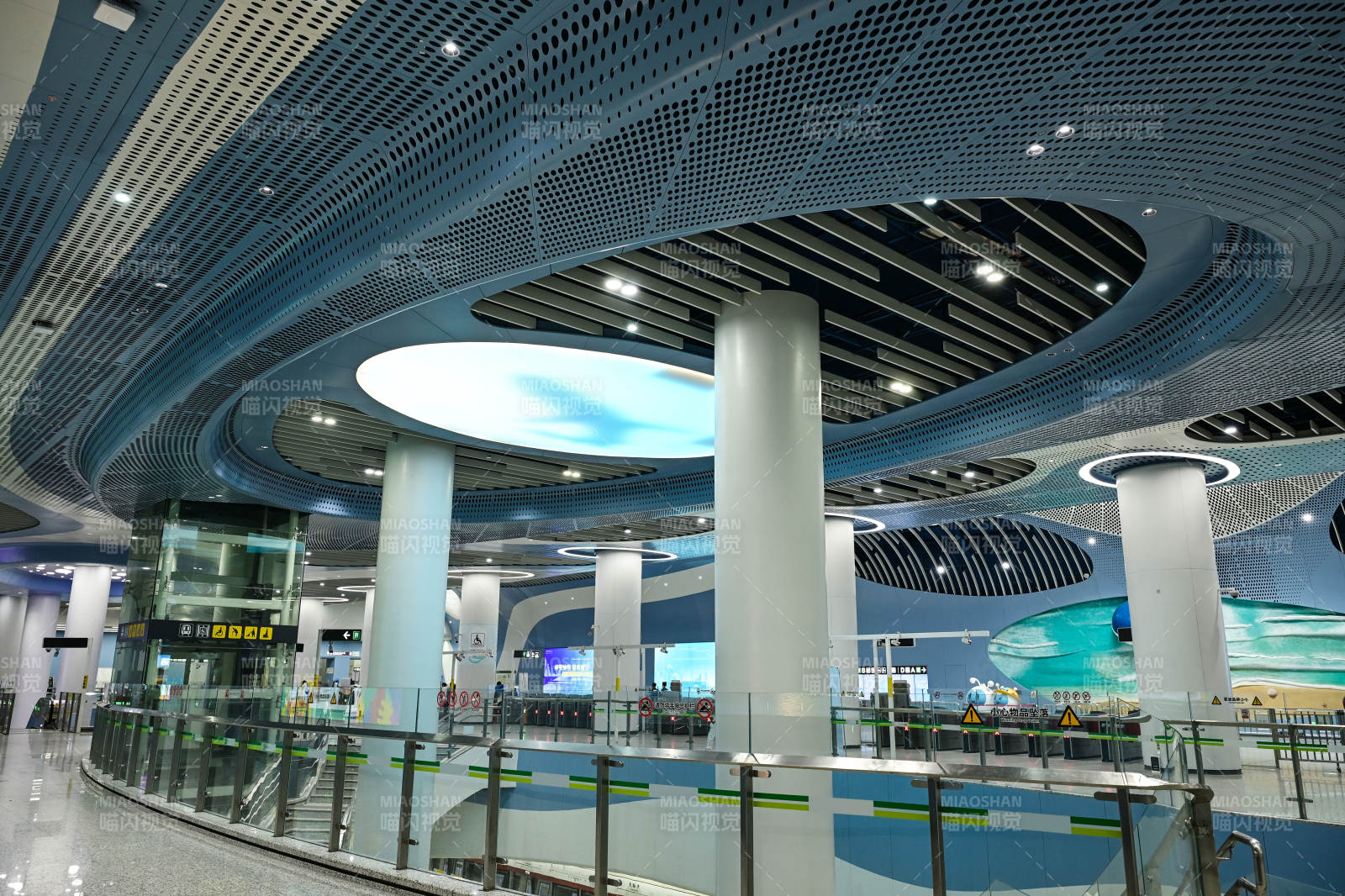 深圳现代化地铁站站内空间场景图片