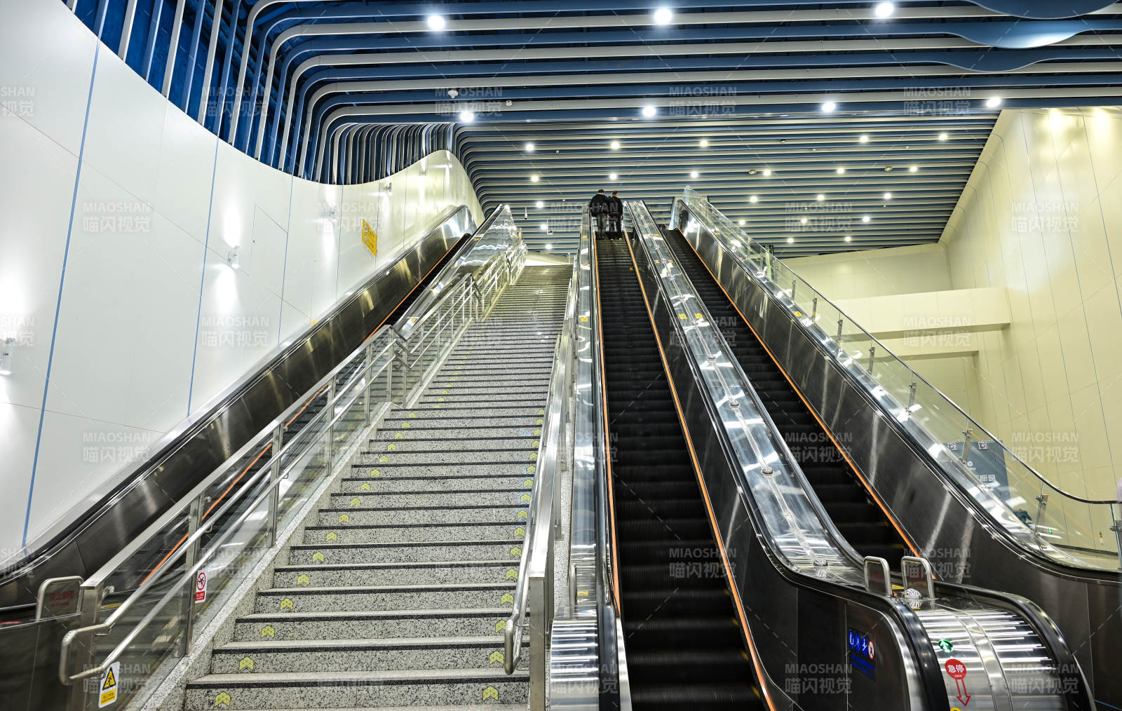 深圳现代感十足的自动扶梯场景图片