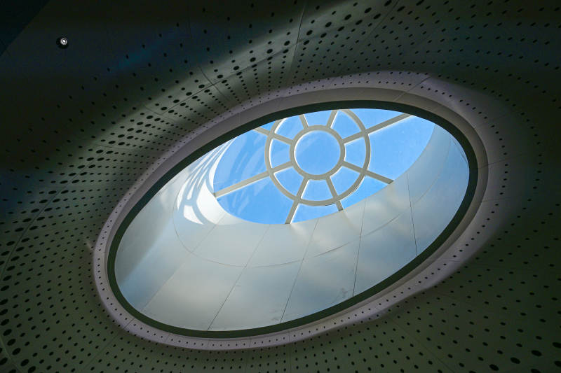 深圳现代建筑独特几何结构的穹顶天窗特写图片