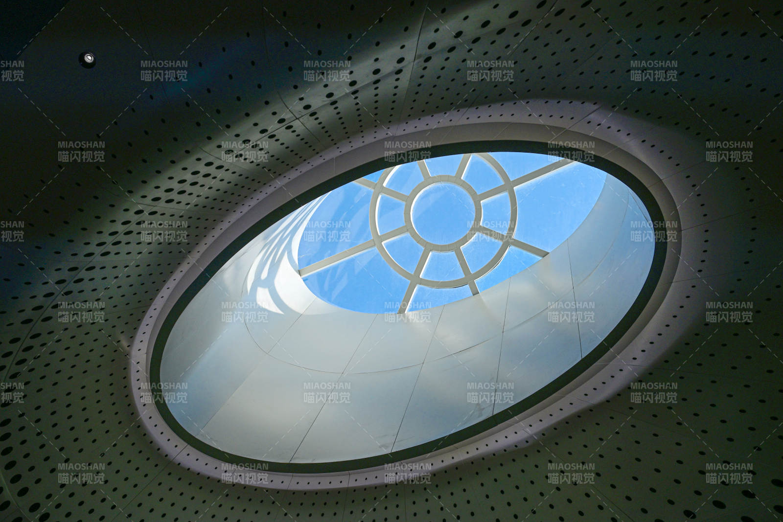 深圳现代建筑独特几何结构的穹顶天窗特写图片