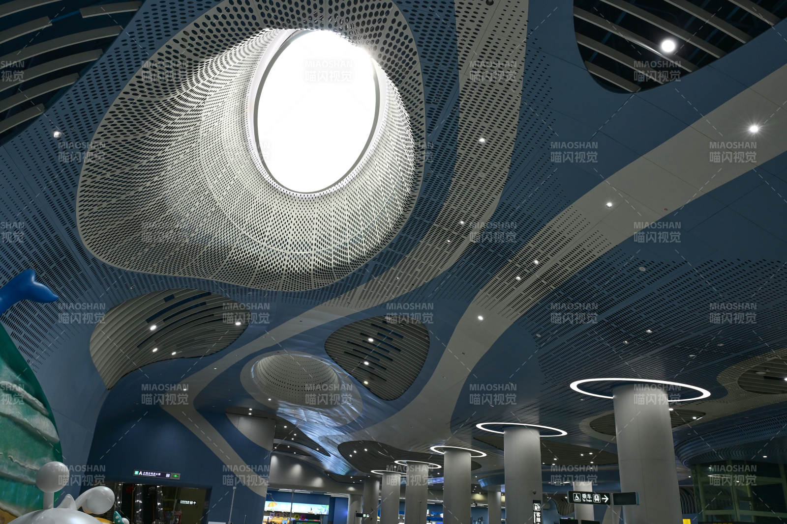 深圳地铁站现代建筑天花板装饰与灯光效果图片