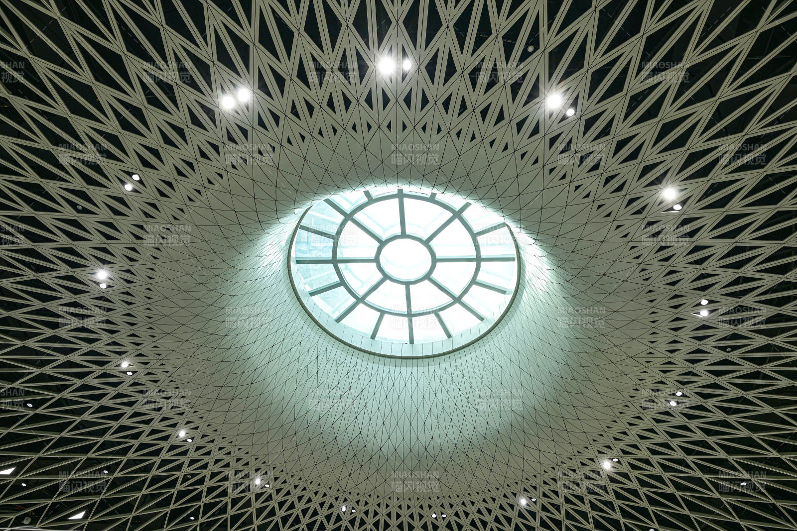 深圳现代建筑独特几何结构的穹顶天窗特写图片