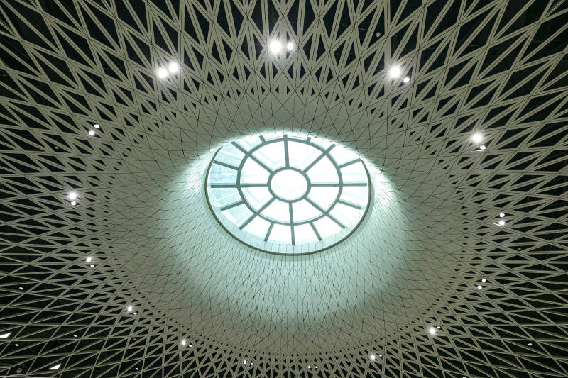深圳现代建筑独特几何结构的穹顶天窗特写图片