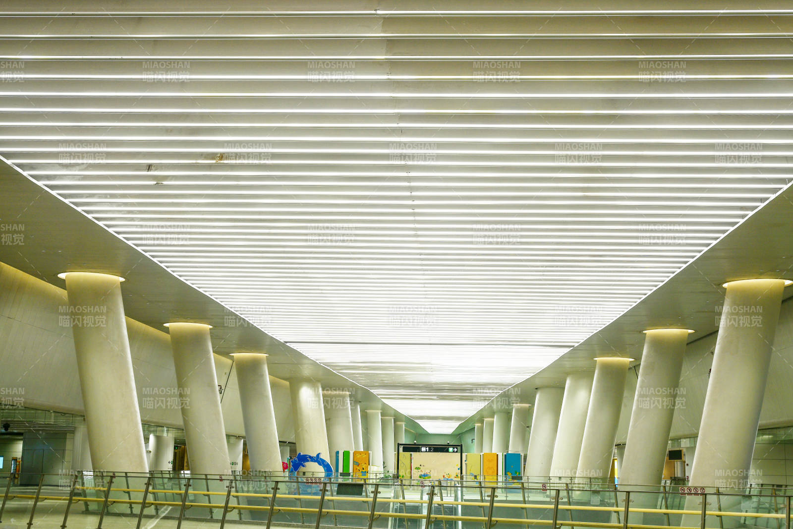 深圳地铁站现代建筑室内的立柱与吊顶图片