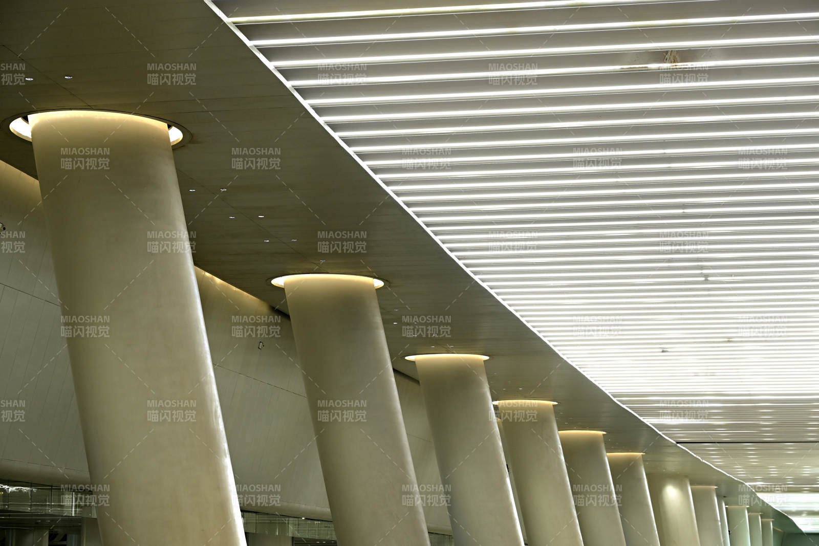 深圳地铁站现代建筑室内立柱与灯光设计图片