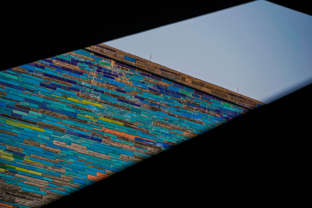 彩砖屋顶仰视图图片