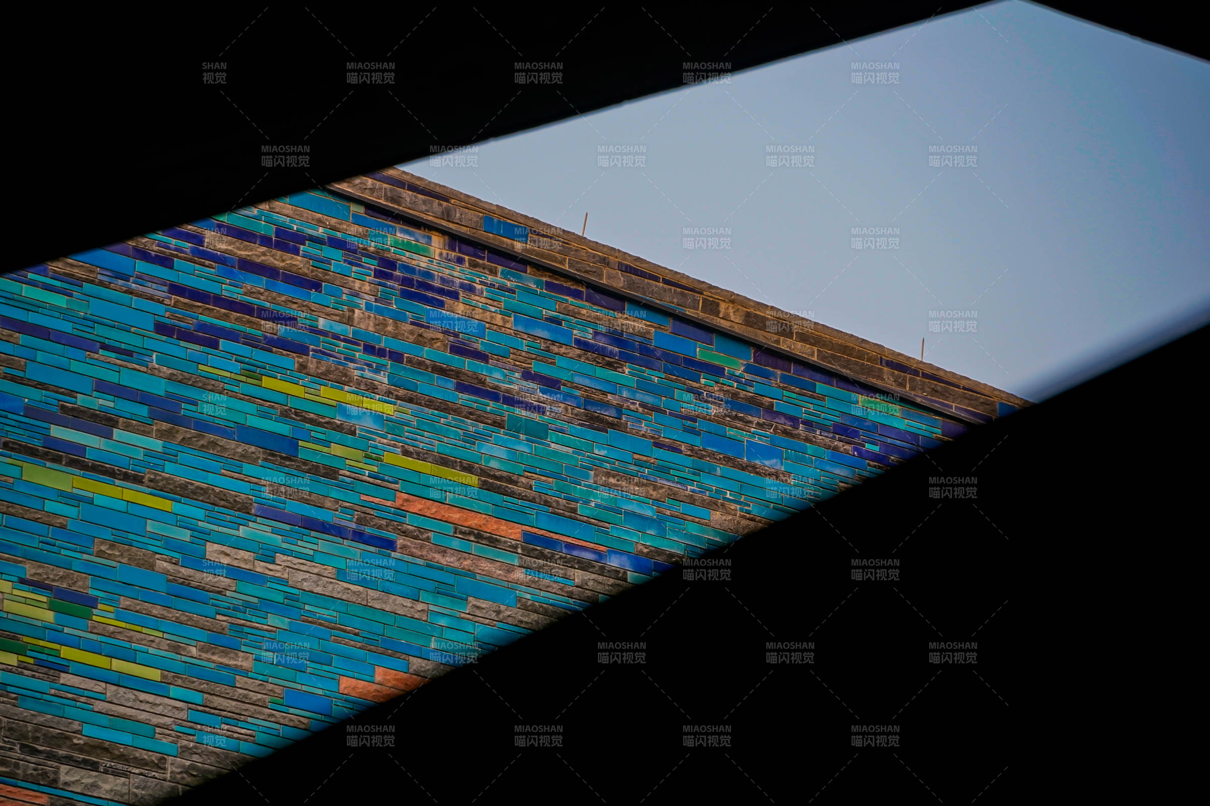 彩砖屋顶仰视图图片