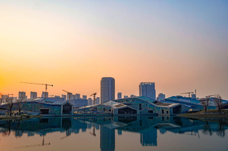 湖畔城市晨曦图片