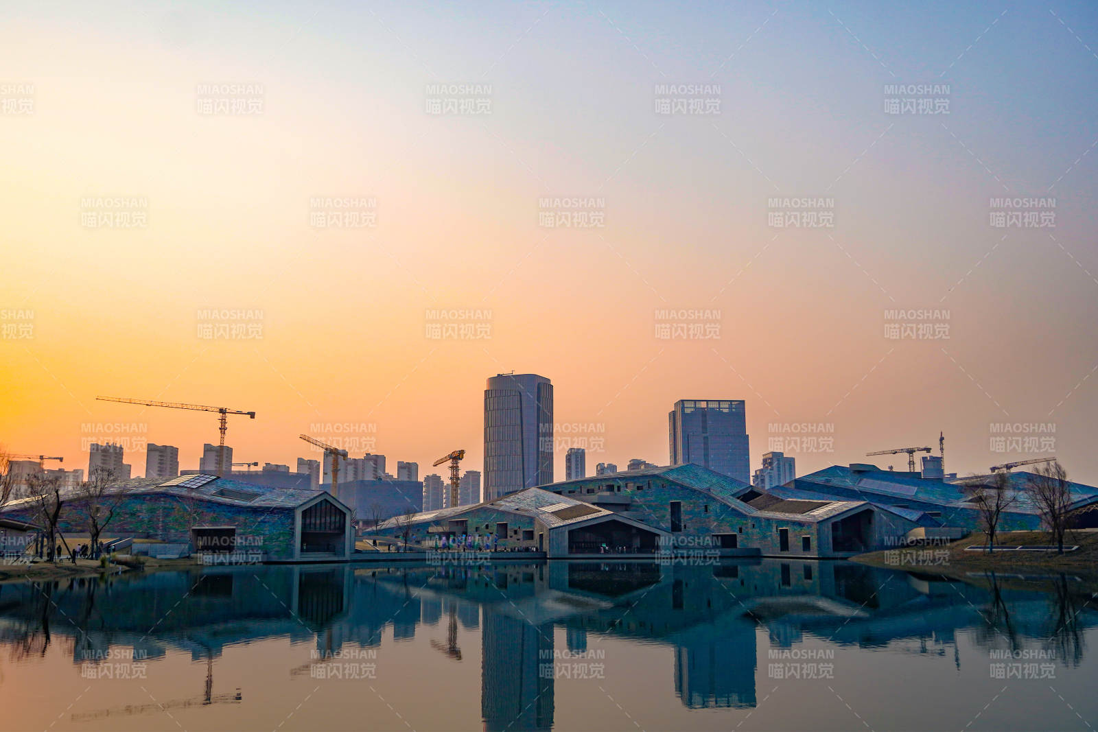 湖畔城市晨曦图片